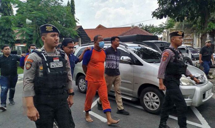 Edy Sumarno (46), pelaku yang mengaku sebagai anggota polisi berhasil diiringkus petugas Satreskrim Polres Jombang usai menggasak uang dan barang milik korban