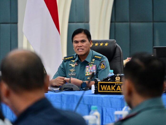 Kasal Laksamana TNI Dr. Muhammad Ali menerima paparan kesiapan kegiatan Kopaska Fin Swimming Selat Madura Piala Kasal 2025
