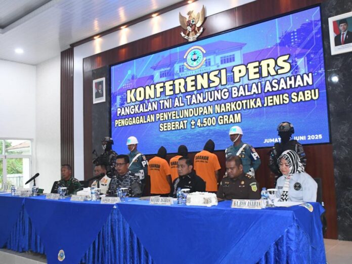 Konferensi pers keberhasilan Tim F1QR menggagalkan penyelundupan narkotika jenis sabu di Dermaga Belacan Tradisional, Desa Bagan Asahan, Kabupaten Asahan