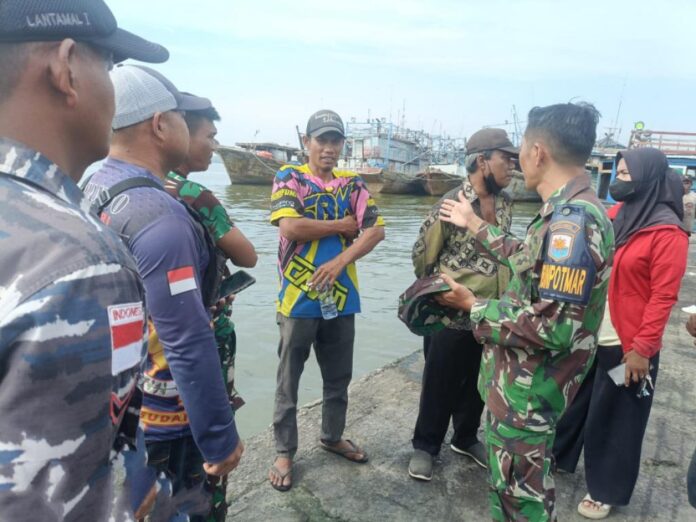 Personel Posal Medan Labuhan bersama Babinpotmar usai mengevakuasi sesosok mayat di sela-sela kapal Gudang B2 Gabion Belawan