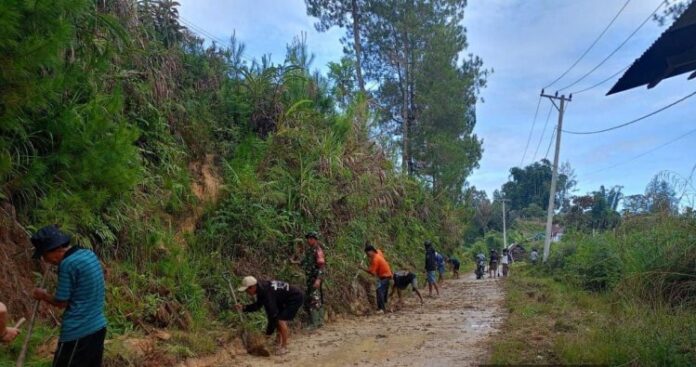 Personel kodim Mamasa Bersama Masyarakat Bersihkan Jalan