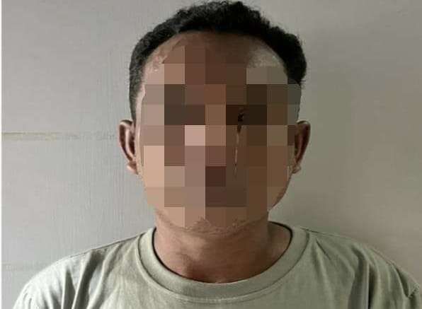 Petugas Unit Resmob Satreskrim Polres Bone mengamankan pria berinisial AM (44), karena diduga melakukan tindak pidana persetubuhan terhadap anak di bawah umur