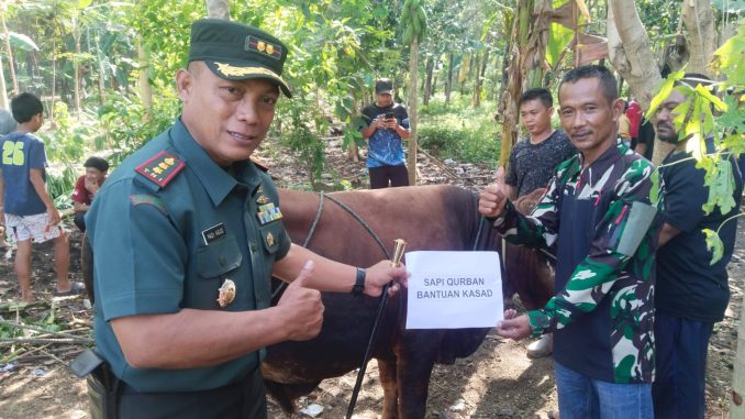 Satu ekor sapi kurban dari Kasad TNI Maruli Simanjuntak untuk warga masyarakat Desa Sagara, Kampung Cimerak, Kecamatan Cibalong, Kabupaten Garut