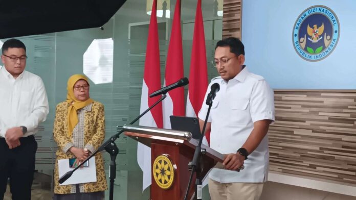 Staf Khusus Kepala Badan Gizi Nasional, Redy Hendra Gunawan, dalam jumpa pers resmi di Kantor Komunikasi Kepresidenan (PCO) di Jakarta
