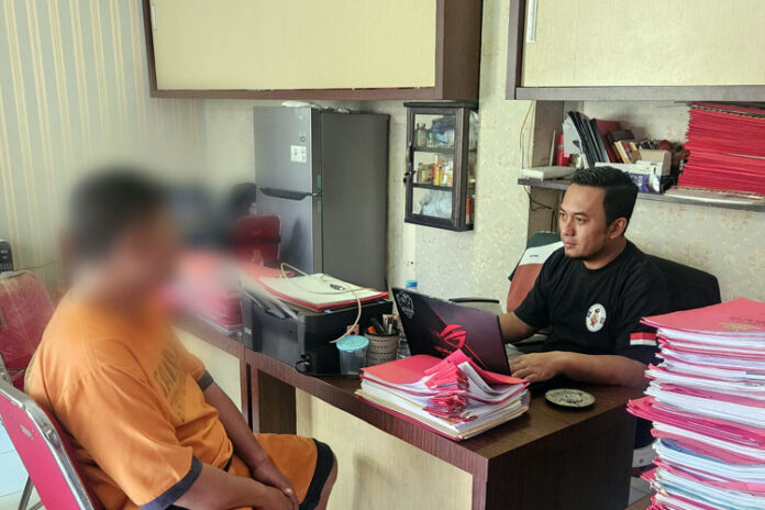 Tersangka penipuan modus toko bangunan fiktif saat diperiksa petugas Unit VI Siber Satreskrim Polres Malang