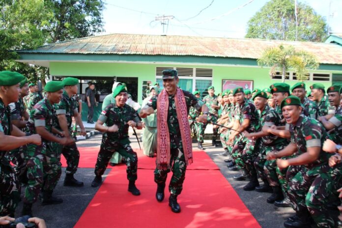a-Danrem 121 Alambhana Wanawwai, Brigjen TNI Purnomosidi, melaksanakan kunjungan kerja ke Makodim 1205 Sintang, Kalimantan Barat
