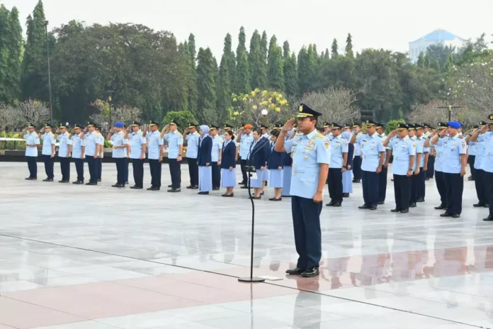 1-Kasau Marsekal TNI Mohamad Tonny Harjono memimpin upacara ziarah di Taman Makam Pahlawan Nasional (TMPN) Kalibata, Jakarta