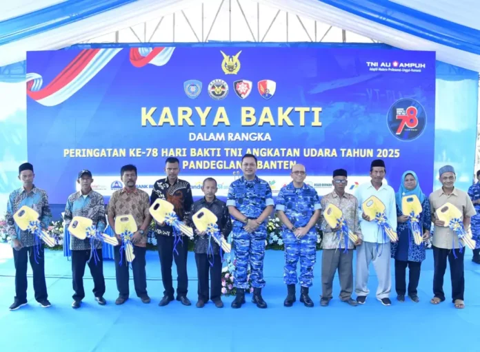 1-Kegiatan Karya Bakti Tentara Nasional Indonesia Angkatan Udara (TNI AU) dalam rangka peringatan ke-78 Hari Bakti TNI AU di Alun-alun Pandeglang