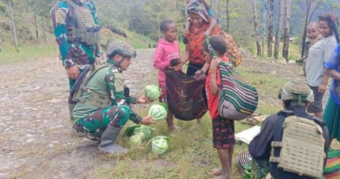 Borong Sayur di Ilaga, Satgas Yonif 700 Bangun Kedekatan TNI–Rakyat