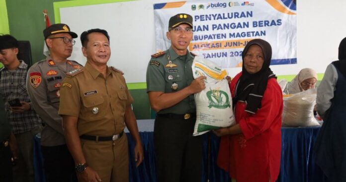 Dandim Terjun Langsung Pastikan Penyaluran Bantuan Pangan Beras Tepat Sasaran