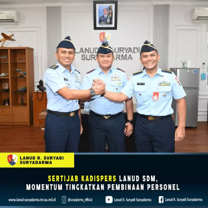 Danlanud Raden Suryadi Suryadarma (Sdm) Marsekal Pertama TNI M.R.Y. Fahlefie memimpin acara sertijab Kadispers Lanud Sdm di Ruang Kerja Danlanud Sdm