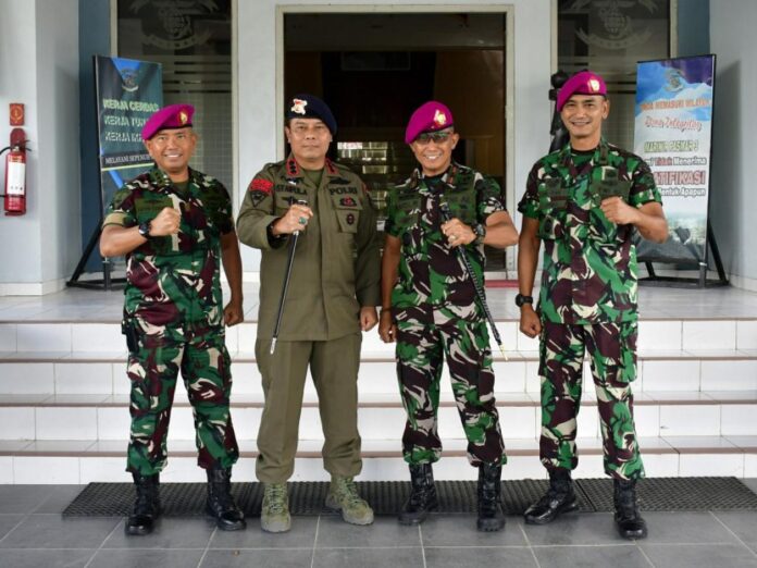 Danpasmar 3 Brigjen TNI (Mar) Andi Rahmat M.,didampingi Wadan Pasmar 3 dan Aspers Danpasmar 3 menerima kunjungan kehormatan Danmen II Pas Brimob Kombes Pol Saiful Anwar