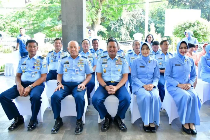 Kasau Marsekal TNI Mohamad Tonny Harjono saat mendampingi Ketua Umum PIA Ardhya Garini, Ny. Isa M. Tonny Harjono, meresmikan renovasi Kantor PIA Ardhya Garini Pengurus Pusat