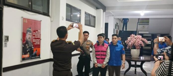 Kejari Sidoarjo menahan dua orang tersangka dalam perkara dugaan tindak pidana korupsi penyalahgunaan wewenang dalam kegiatan penyertaan modal BUMDes Jimbaran Kulon Tahun Anggaran 2021