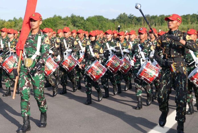 Pasukan gabungan Akmil, AAL, AAU, dan Akpol menggelar latihan menjelang Bastille Day 14 Juli 2025 di Prancis. Latihan upacara digelar di kawasan militer Satory, dekat Versailles