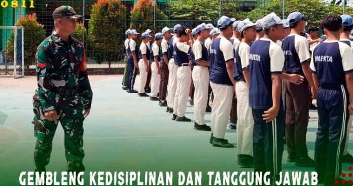 Personel Koramil 0811_13 Tambakboyo Latih Siswa MPLS