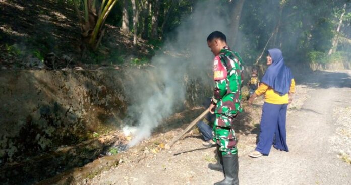 Personil Kodim 1401_Majene Turun Tangan Bantu Warga