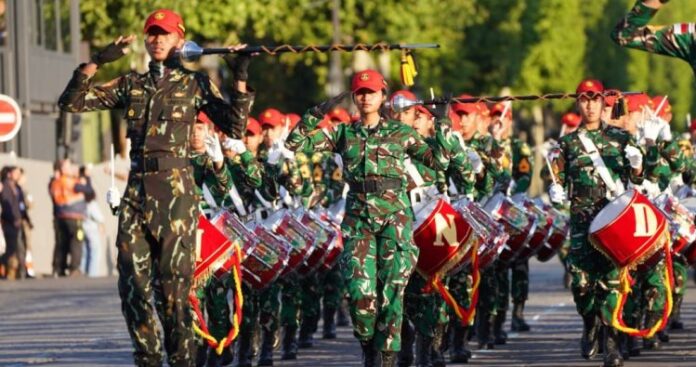 Prajurit TNI dan Lokananta Berlatih di Boulevard Bersejarah Paris