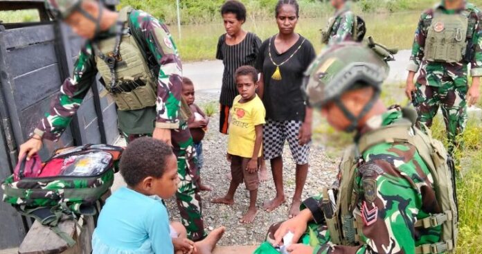 Satgas Pamtas RI-PNG Yonif 1 Marinir Berikan Pelayanan Kesehatan