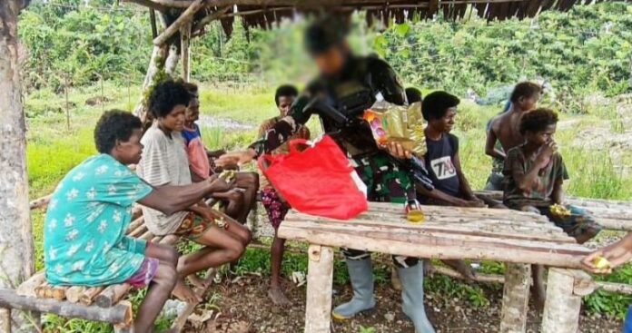 Satgas Yonif 1 Marinir Gaungkan Damai Lewat Komsos di Perbatasan Papua