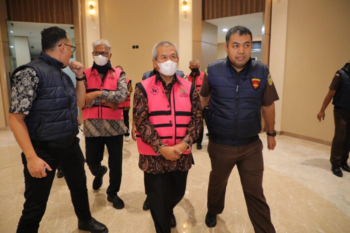Sejumlah tersangka kasus dugaan korupsi fasilitas kredit kepada PT Sritex dikawal petugas ketika akan ditahan