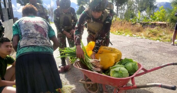 Sentuhan Kasih Prajurit Sikatan di Pedalaman Papua