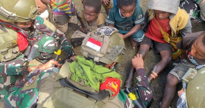 TNI Jemput Bola Layani Kesehatan Warga Pegunungan Papua