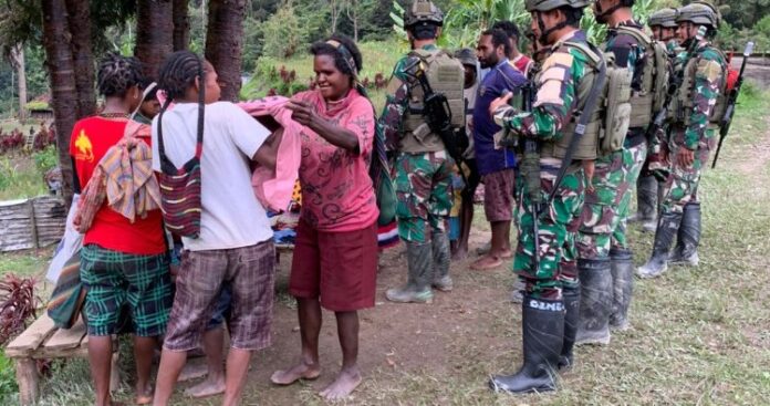 TNI Satgas Yonif 732_Banau Hangatkan Hati Warga