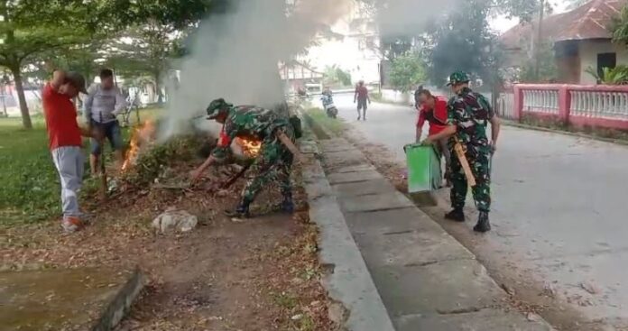 TNI dan Warga Gotong Royong Bersihkan Fasilitas Umum di Wonomulyo