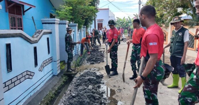 TNI dan Warga Kompak Bersihkan Saluran Drainase di Polewali