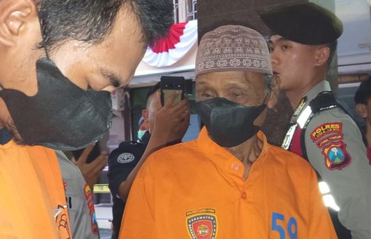 Tersangka pencabulan anak di bawah umur Saturi saat diamankan aparat kepolisian