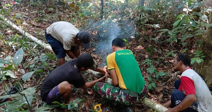 Yonarhanud 1 Kostrad Bantu Perbaiki Saluran Air untuk Warga Perbatasan