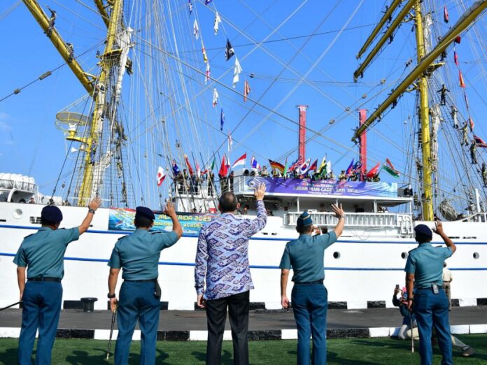 Asops Kasal Laksda TNI Yayan Sofiyan mewakili Kasal Laksamana TNI Dr. Muhammad Ali melepas keberangkatan KRI Bima Suci menuju etape kedua, yaitu Padang