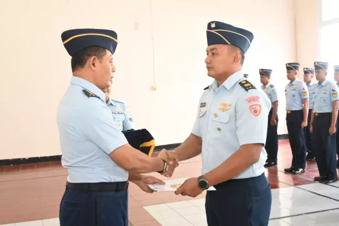 Danwingdik 300 Tek Kolonel Tek Taufik A. yang diwakili oleh Kadisopsdik Letkol Tek Zaki Mustofa saat memimpin Penutupan pendidikan Kursus Perwira Engineering Pemeliharaan (Enghar) Angkatan Ke-23