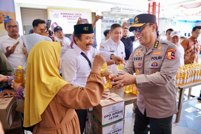 Irwasum Polri Komjen Pol Dedi Prasetyo meninjau langsung pasar murah di Desa Rembun, Kecamatan Dampit, Kabupaten Malang