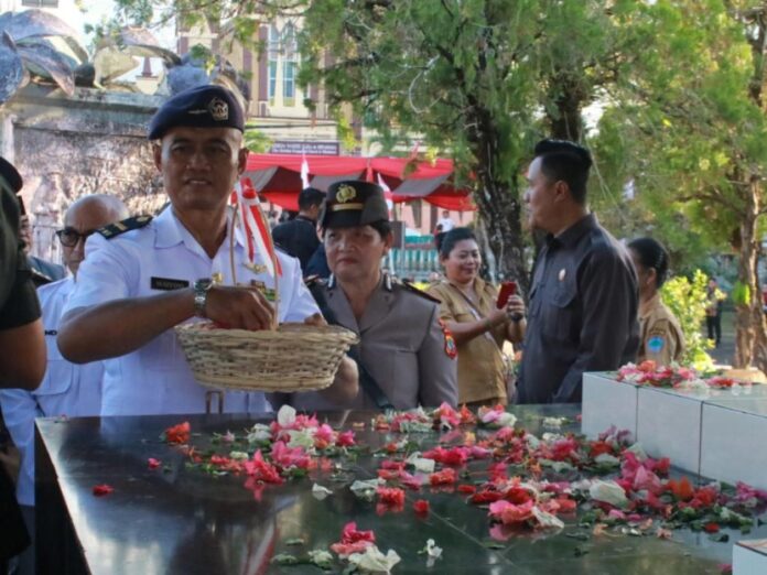 Kasatfaslan Lanudal Manado Letda Laut (T) Sugiyono mewakili Komandan Lanudal Manado Letkol Laut (P) Akhmad Sen Sagupta mengikuti ziarah bersama Forkopimda Kabupaten Minahasa Utara