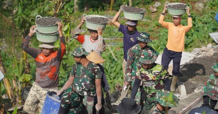 Keringat Tanpa Sekat Babinsa dan Warga Kompak Turunkan Split Demi Jalan Impian TMMD 125