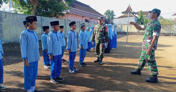 Koramil 0804_01 Berikan Pelatihan Tata Upacara Bendera kepada siswa-siswi di di SDIT Ar Rohmah Magetan