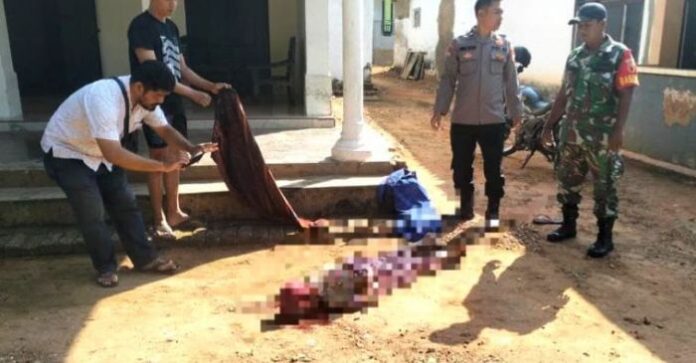 Korban tewas terkapar di depan rumahnya diduga usai dianiaya cucunya yang ODGJ menggunakan besi cor