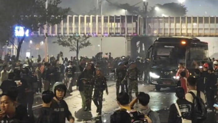 Massa Aksi Beri Jalan Bus Paspampres