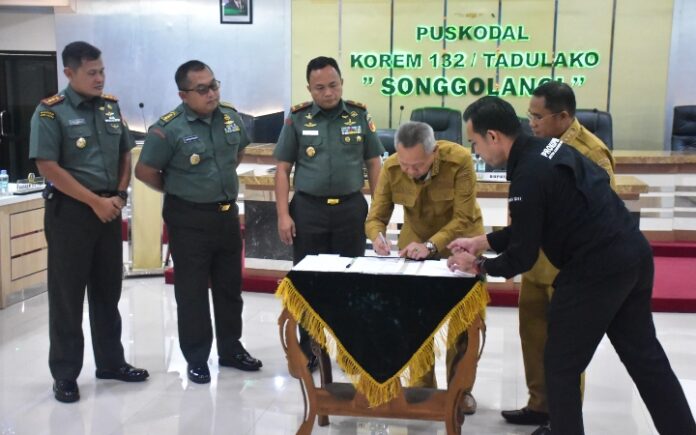 Penandatanganan berita acara serah terima hibah tanah dan penyerahan dokumen legalitas oleh pihak Pemkab Sigi kepada Korem 132 Tdl
