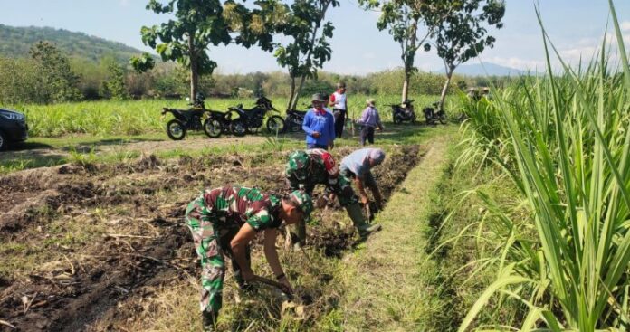 Personel Koramil 0804_10 Kawedanan Magetan Bantu Bangun Saluran Irigasi