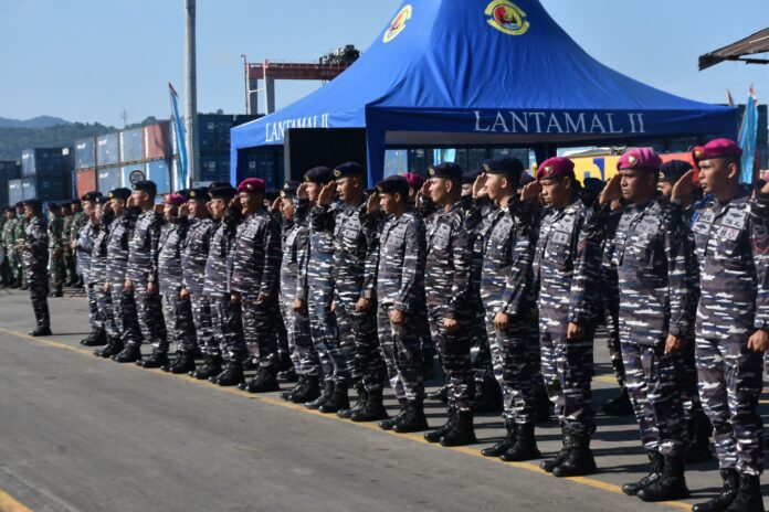 Prajurit Yonmarhanlan II Padang bersama jajaran Lantamal II menyambut kedatangan KRI Bima Suci di Pelabuhan Teluk Bayur, Kota Padang