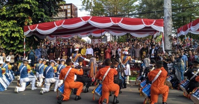 Ribuan Warga Padati Parade Budaya HUT RI di Mataram