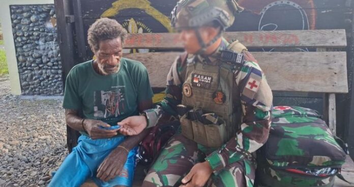 Satgas Yonif 1 Marinir Gelar Layanan Kesehatan Gratis di Kampung Logpon