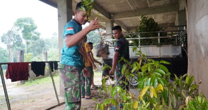 TMMD Tanam 500 Pohon Buah Atasi Gangguan Kera