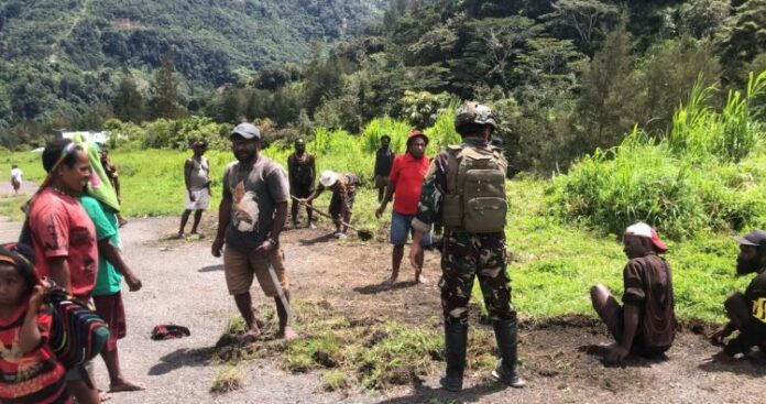 TNI Bersihkan Bandara Beoga, Harapan Warga Terbang