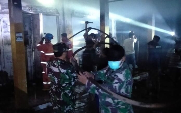 TNI-Bhabinkamtibmas Bantu Padamkan Ruko Terbakar