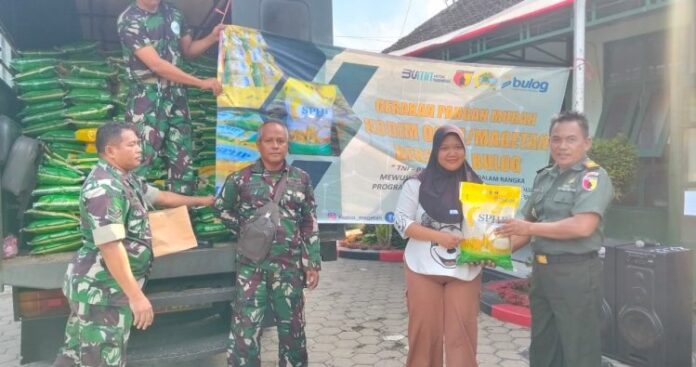 TNI-Bulog Gelar Pangan Murah di Magetan