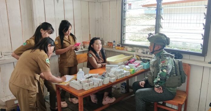TNI Dukung Tenaga Medis Puskesmas Mbua